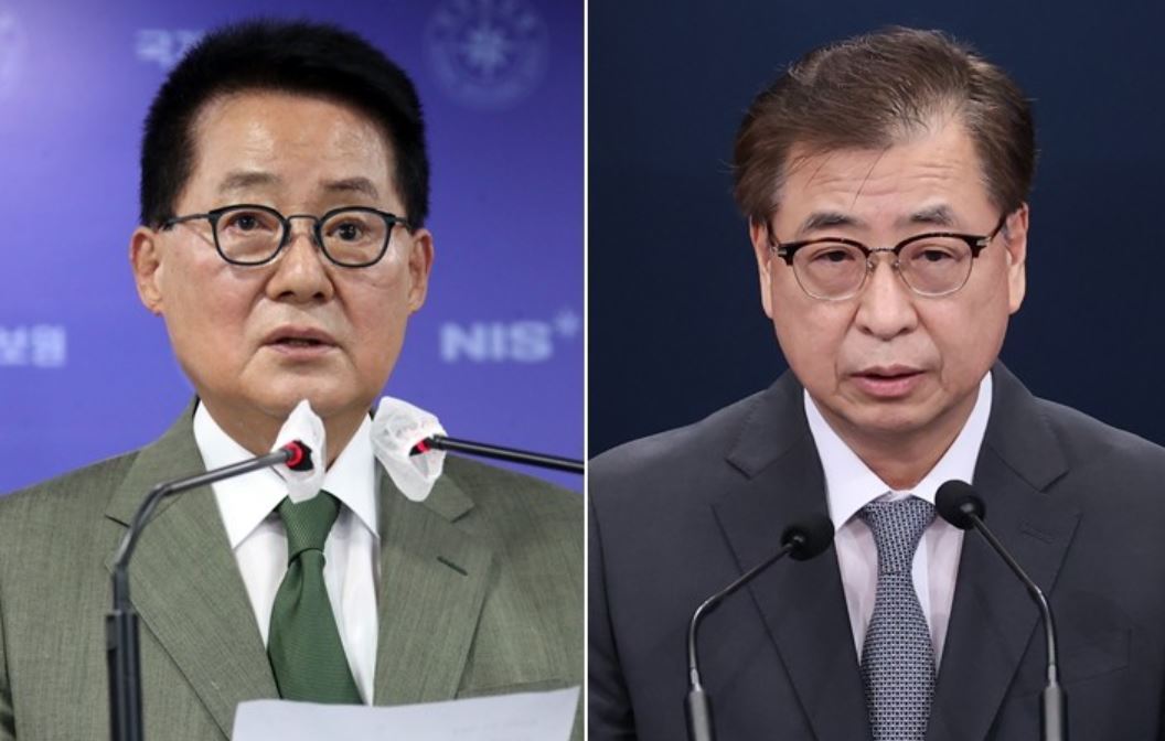 Former Directors of the National Intelligence Service Park Jie-won (left) and Suh Hoon (Yonhap)