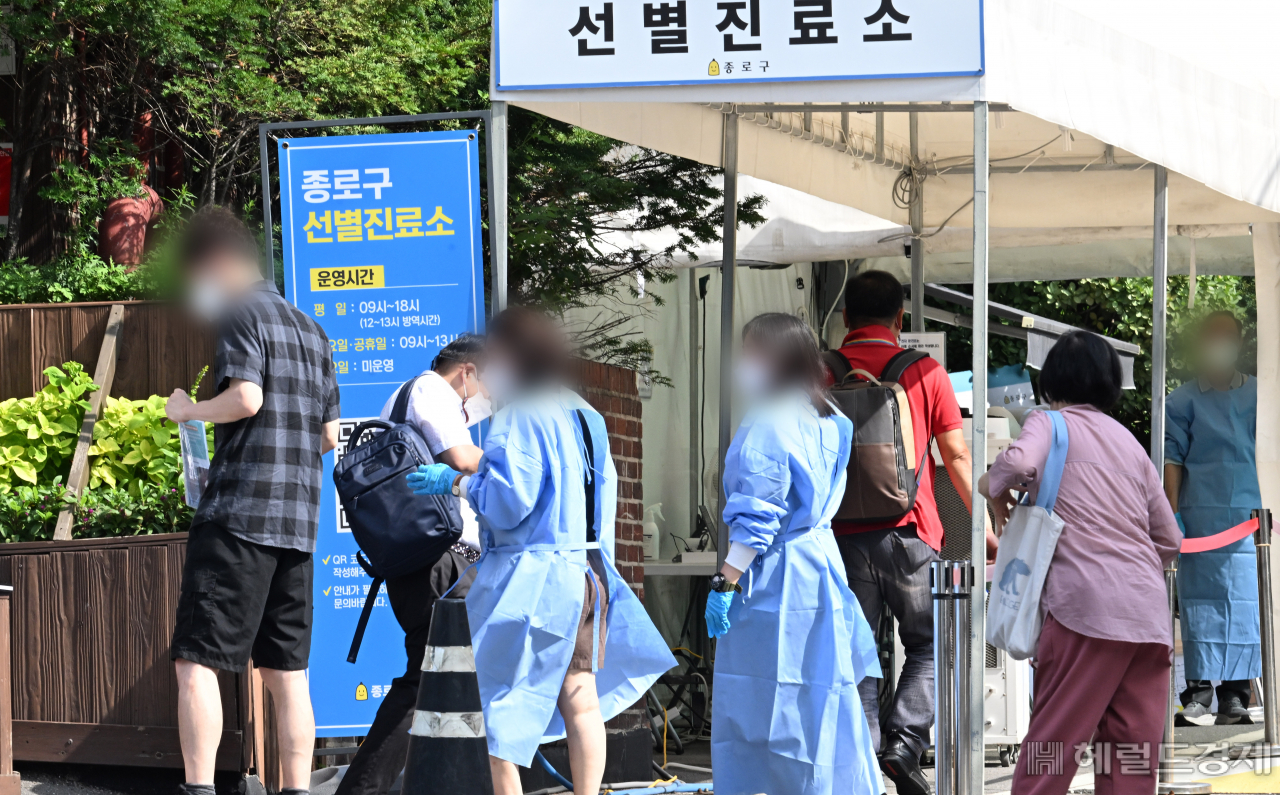 코로나19 확진자수가 15일 자정 기준 3만 8882명을 기록하며 더블링이 지속되는 가운데 15일 서울 종로구보건소 선별진료소에서 코로나19 검사를 받기 위해 시민들이 검사소로 들어서고 있다. 임세준 기자