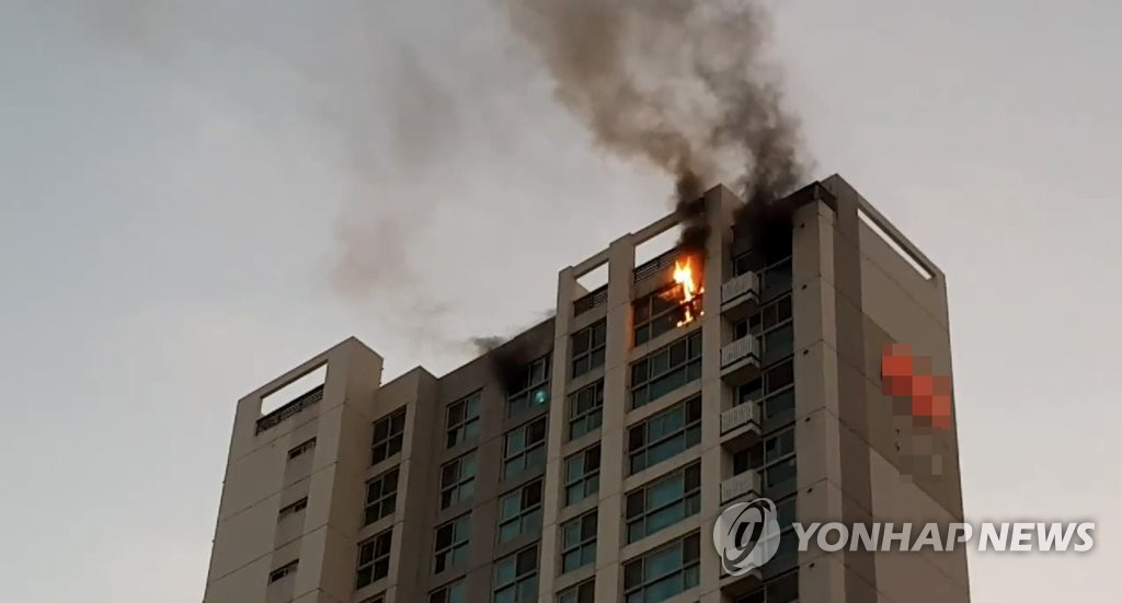 15일 오후 광주 광산구 선암동 한 아파트 20층에서 불이 났다[연합]