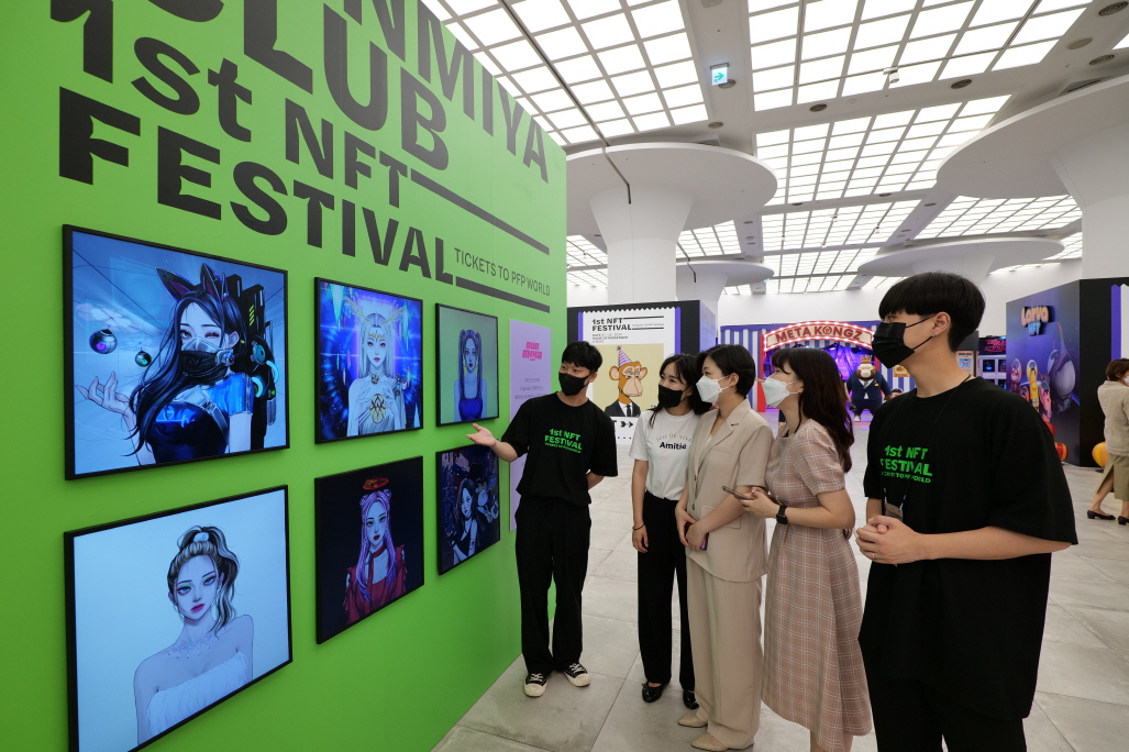 신세계 센텀시티점 NFT 행사 모습.[신세계백화점 제공]