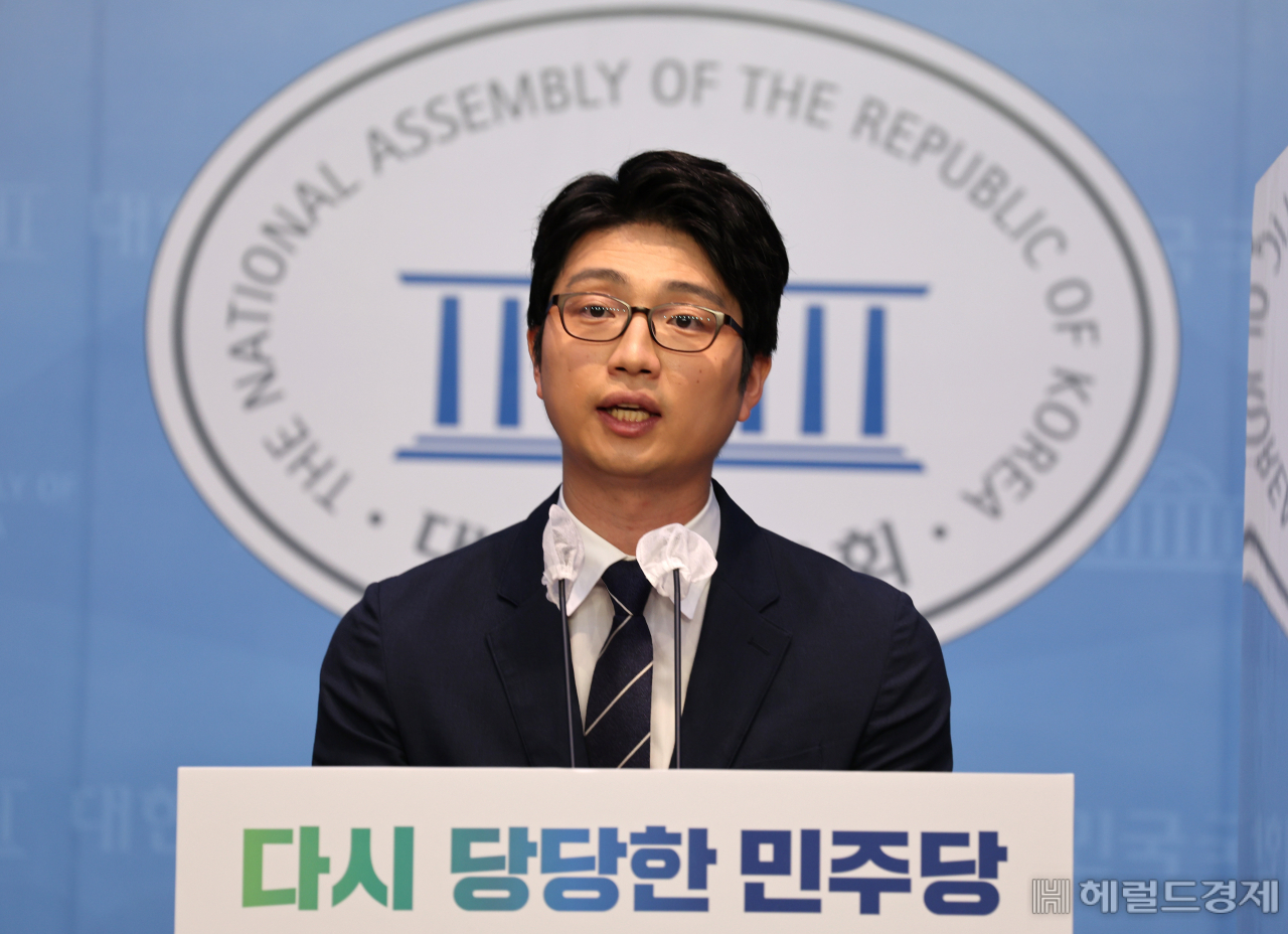 권지웅 前 더불어민주당 비상대책위원이 14일 국회 소통관에서 민주당 최고위원 출마 선언 기자회견을 하고 있다. 이상섭 기자