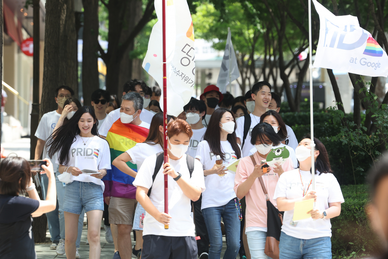 서울 강남구 역삼역 인근에서 구글 코리아 관계자들이 서울퀴어문화축제를 홍보하고 있다. 2022.7.16. [연합]