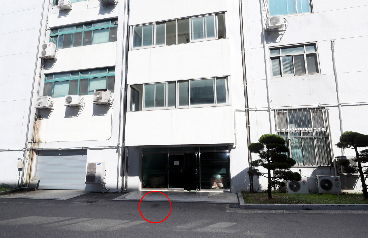 인하대 캠퍼스에서 피를 흘리며 쓰려져 있던 20대 여대생 A씨가 숨진 사건과 관련해 경찰이 그의 지인인 20대 남성 B씨를 조사하는 가운데 15일 오후 인천시 미추홀구 인하대 캠퍼스 내 A씨가 발견된 지점에 혈흔 자국이 남아 있다. [연합]