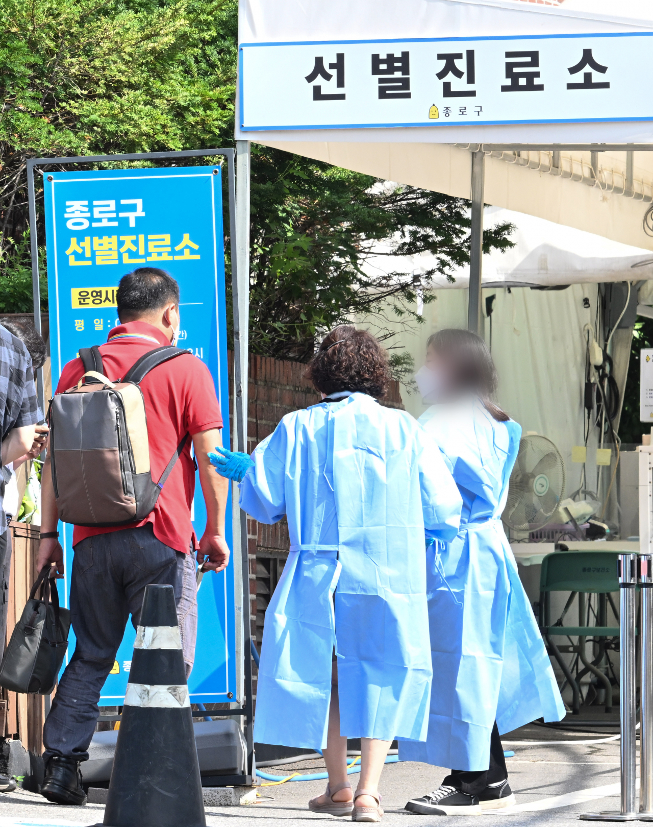 15일 서울 종로구보건소 선별진료소에서 코로나19 검사를 받기 위해 시민들이 검사소로 들어서고 있다. 임세준 기자