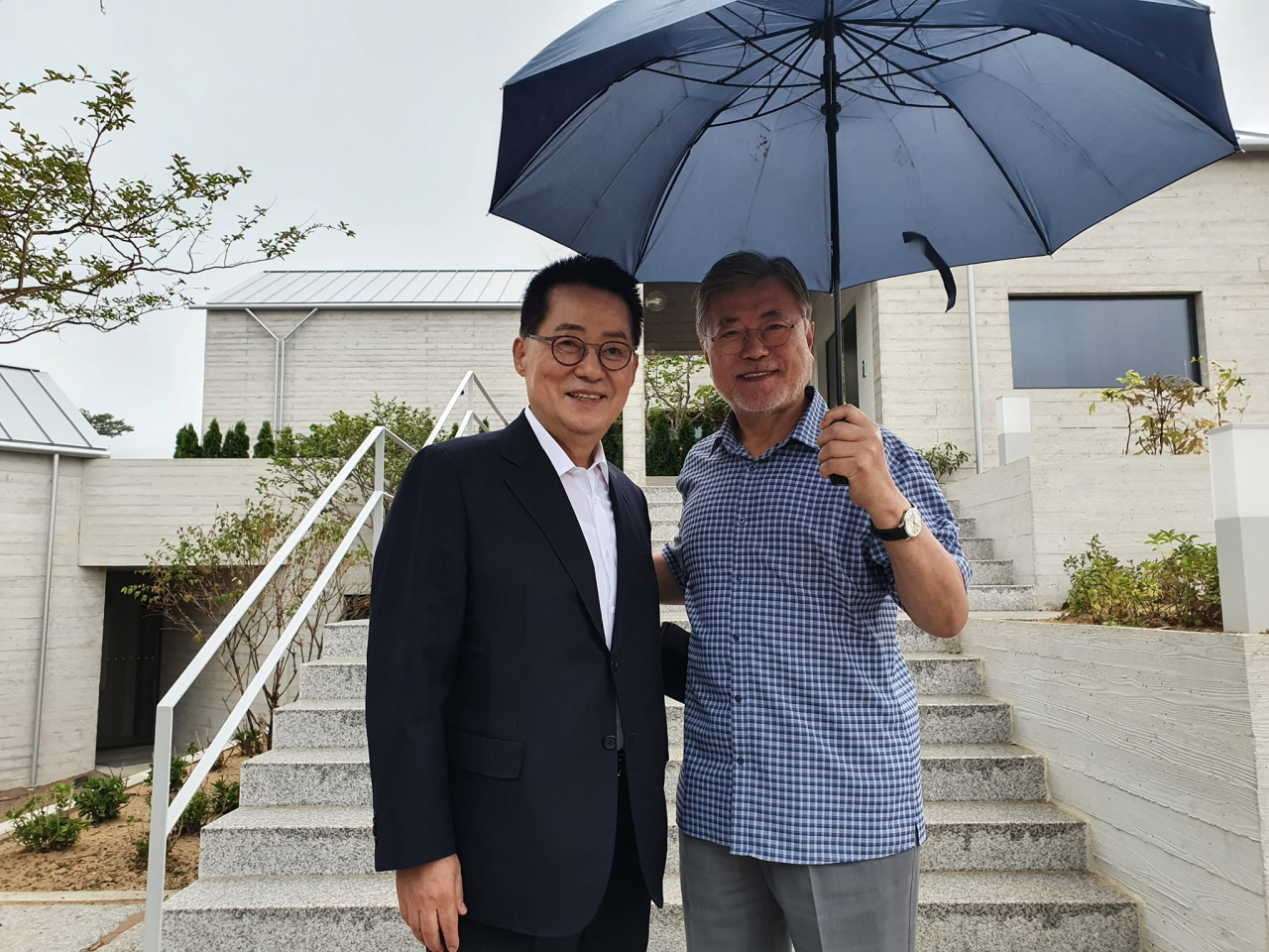 박지원 전 국정원장(왼쪽)이 문재인 전 대통령 사저를 방문한 모습. [사진=박지원 페이스북]