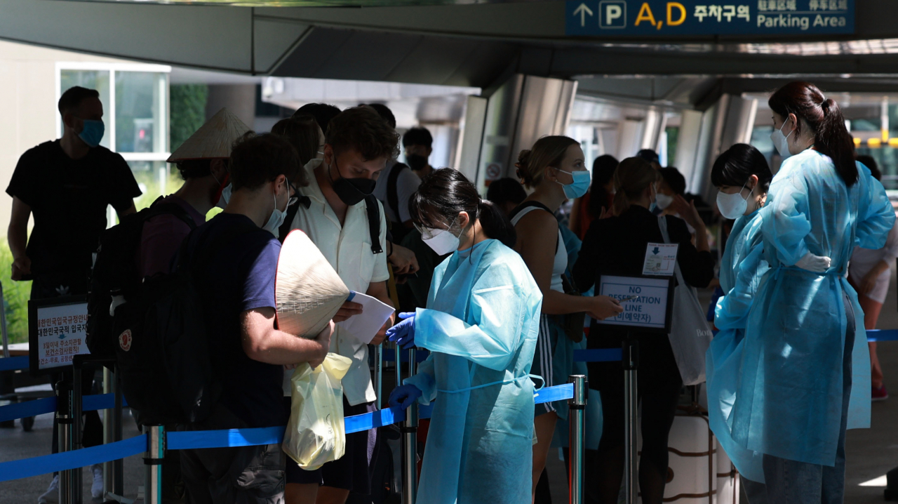 코로나19 재확산세가 뚜렷한 가운데 정부가 공항 검역 관리를 강화한다. 사진은 인천국제공항 제1여객터미널. [연합]