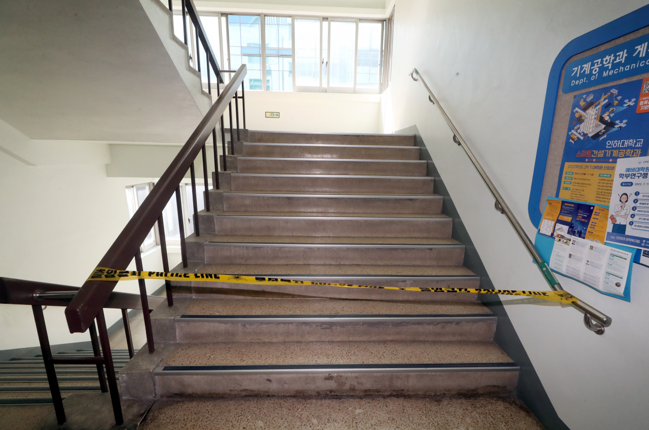 A police line is set up at a building of Inha University in Incheon, about 30 kilometers west of Seoul, last Friday, following an alleged rape and subsequent falling death at the school. (Yonhap)