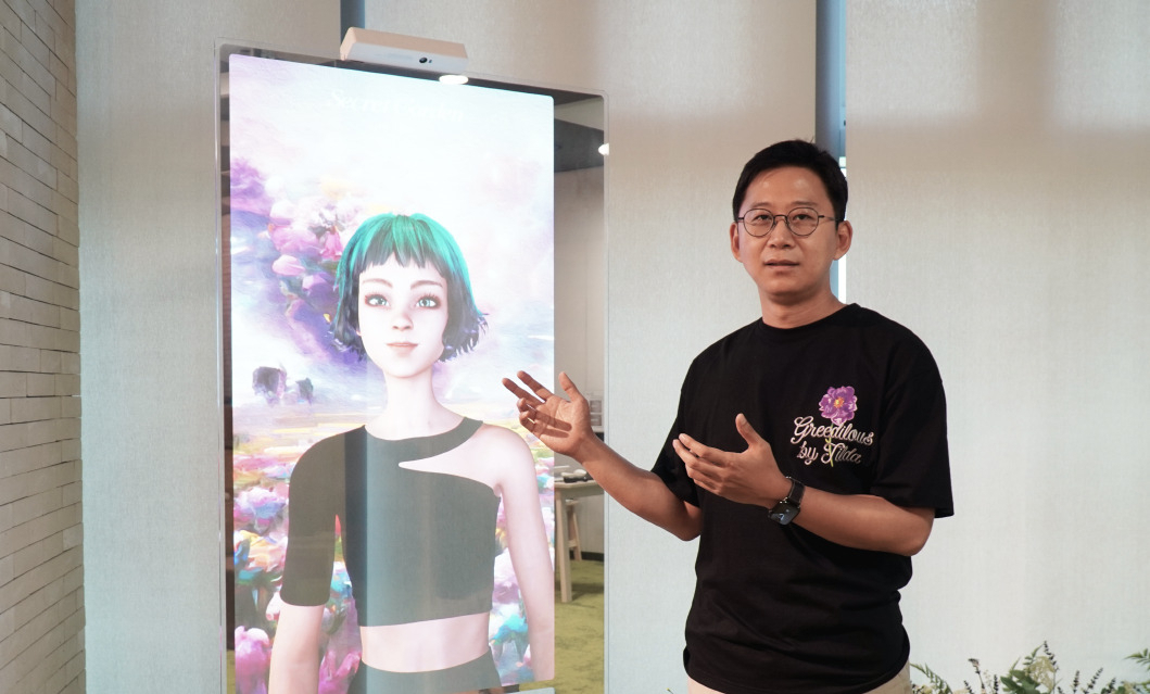 배경훈 LG AI연구원장이 LG의 초거대 멀티모달 AI EXAONE(엑사원) 두뇌를 가진 '틸다'를 소개하는 모습[LG 제공]