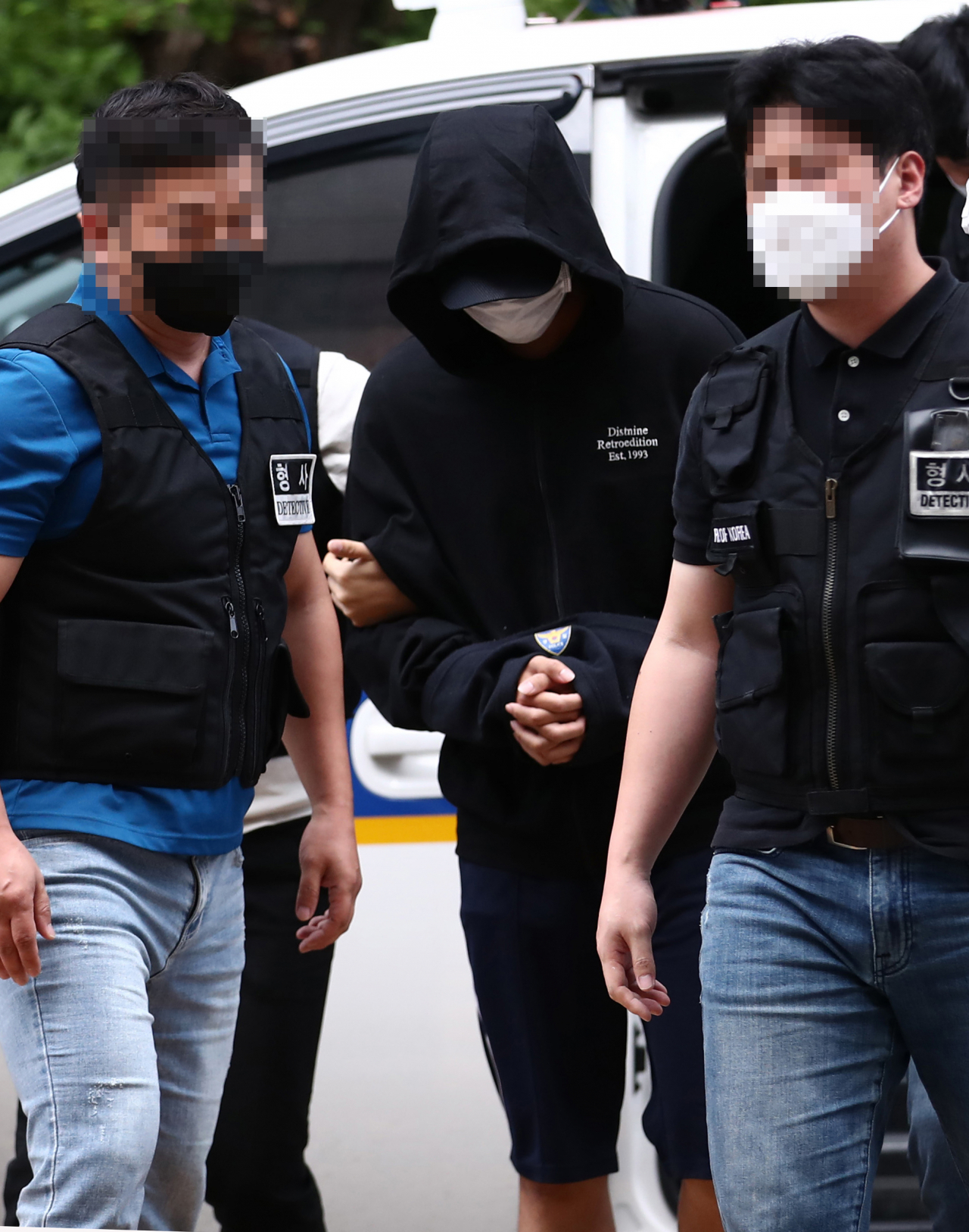 인하대 캠퍼스 내에서 또래 여학생을 성폭행한 뒤 건물에서 추락해 숨지게 한 혐의를 받는 1학년 남학생 A(20)씨가 17일 오후 구속 전 피의자 심문(영장실질심사)을 받기 위해 인천시 미추홀구 인천지방법원으로 들어서고 있다. [연합]