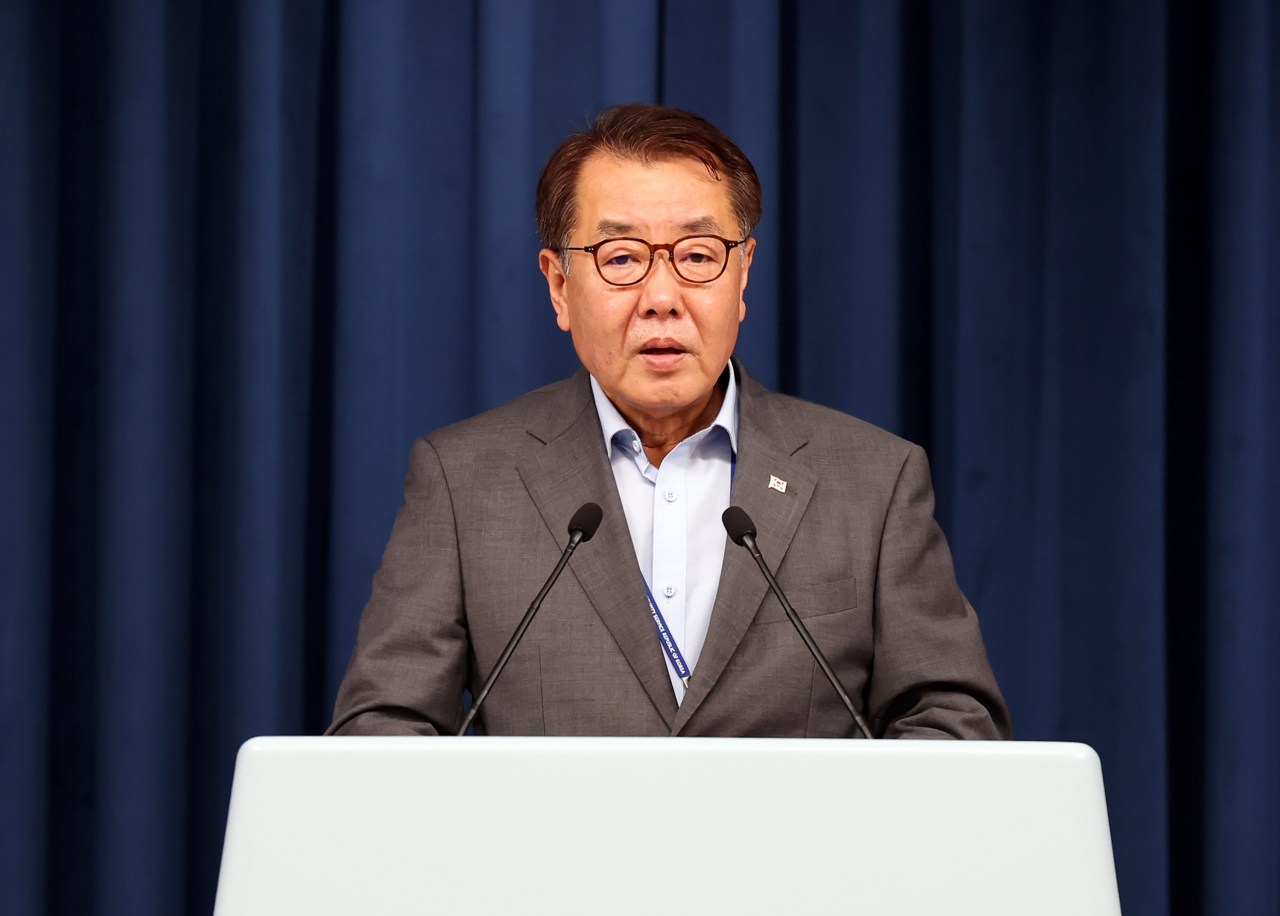 17일 오후 서울 용산 대통령실 청사 브리핑룸에서 최영범 홍보수석이 탈북어민 북송과 관련한 대통령실의 입장에 대해 브리핑하고 있다. [연합]