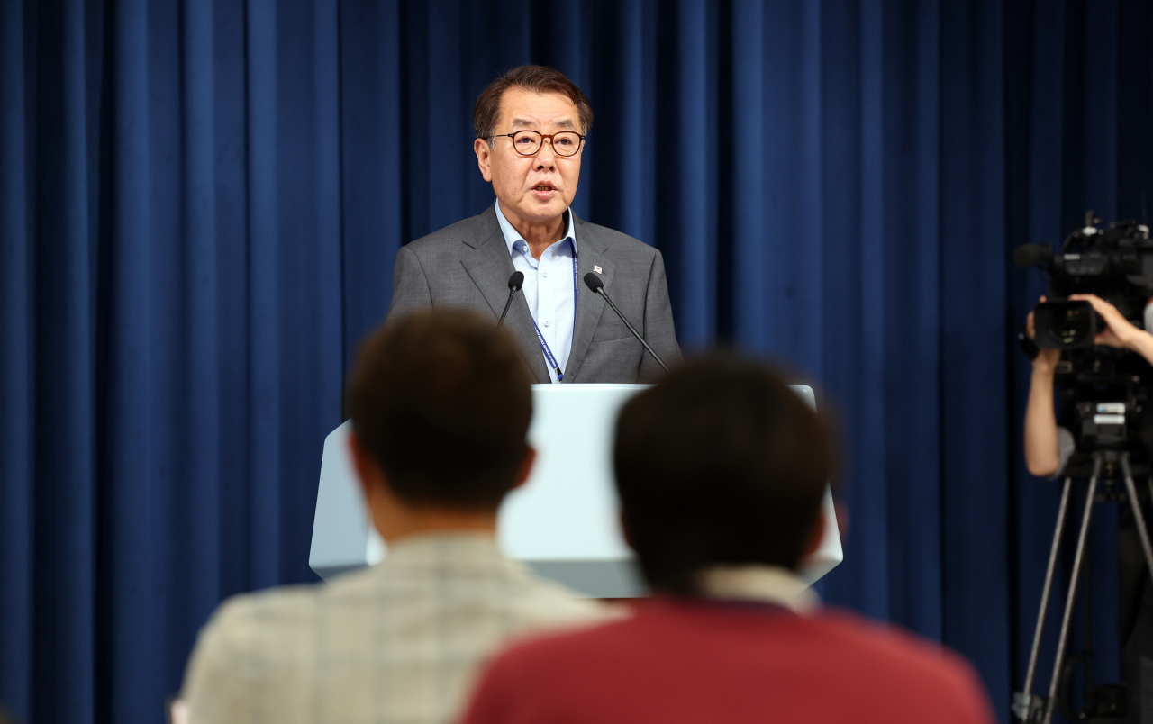 17일 오후 서울 용산 대통령실 청사 브리핑룸에서 최영범 홍보수석이 탈북어민 북송과 관련한 대통령실의 입장에 대해 브리핑하고 있다. [연합]