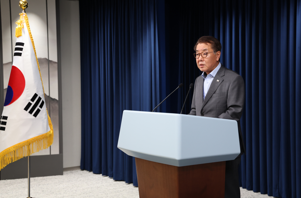 17일 오후 서울 용산 대통령실 청사 브리핑룸에서 최영범 홍보수석이 탈북어민 북송과 관련한 대통령실의 입장에 대해 브리핑하고 있다. [연합]