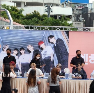 [Subway Stories] Sinchon, a playground for K-pop lovers