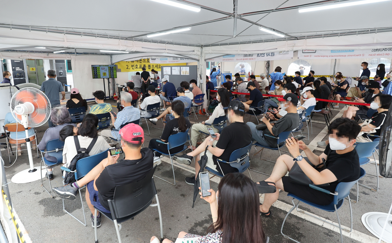 17일 오후 서울 강남구보건소 코로나19(신종 코로나바이러스 감염증) 선별진료소를 찾은 시민들이 검사를 위해 대기하고 있다. [연합]