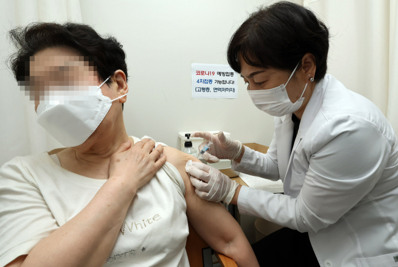 코로나19 중앙재난안전대책본부는 신종 코로나바이러스 감염증(코로나19) 감염 예방을 위한 백신 4차 접종 대상자를 기존 '60세 이상' 및 '면역저하자'에서 50대와 '18세 이상 기저질환자'까지 확대하기로 했다. 연합뉴스