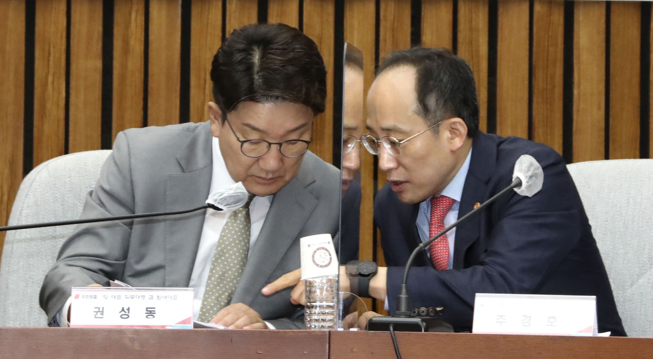 국민의힘 권성동 당대표 직무대행 겸 원내대표(왼쪽)와 추경호 부총리 겸 기획재정부 장관이 18일 국회에서 열린 '2022 세제 개편안 당정협의회'에서 대화를 나누고 있다. [연합]