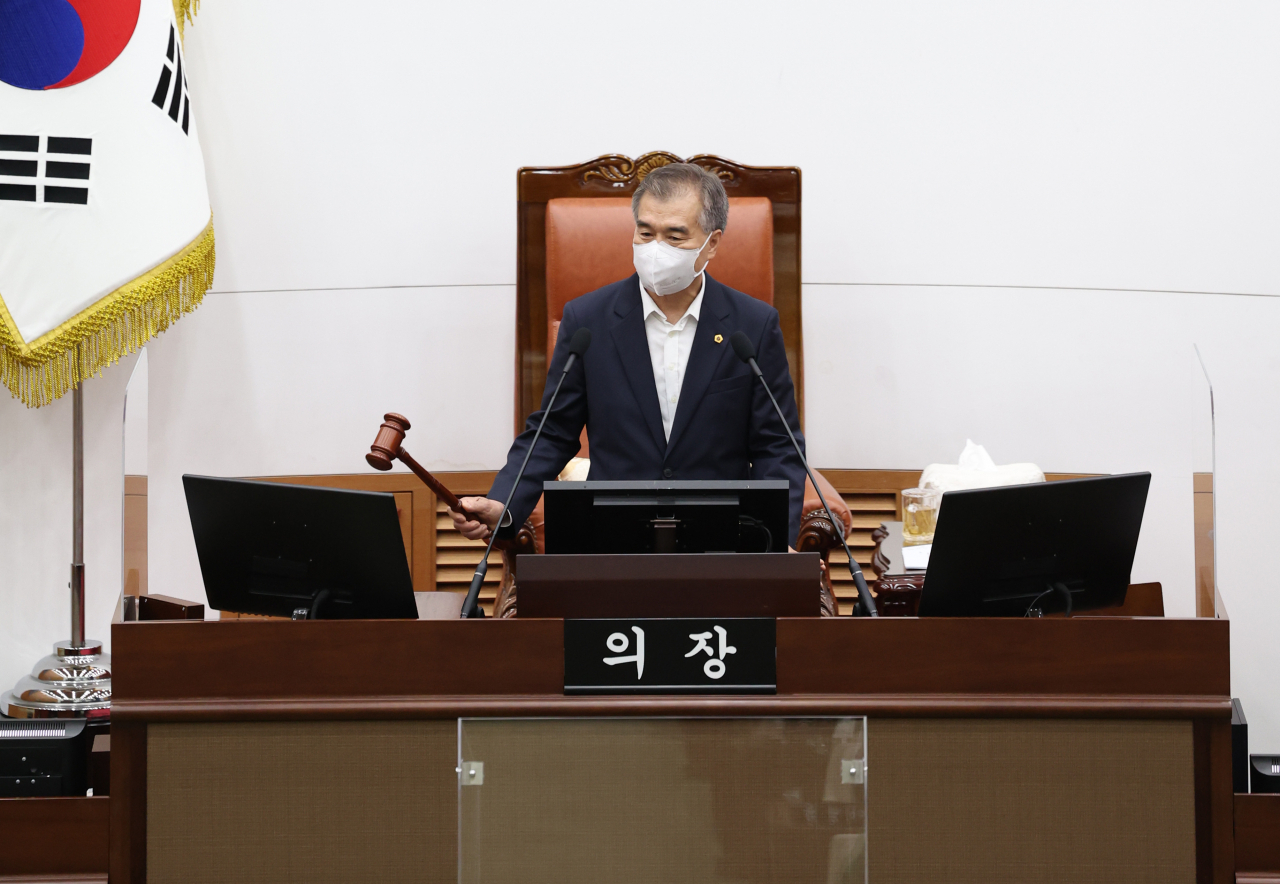 김현기 서울시의회 의장이 제310회 임시회 제1차 본회의에서 회의를 진행하고 있다. [연합]