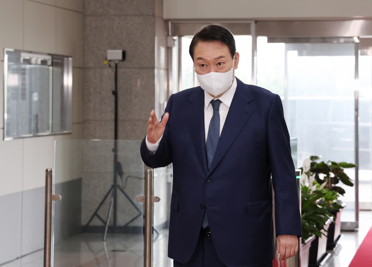 윤석열 대통령이 18일 오전 서울 용산 대통령실 청사로 출근하며 기자들과 질의응답을 하고 있다. [연합]