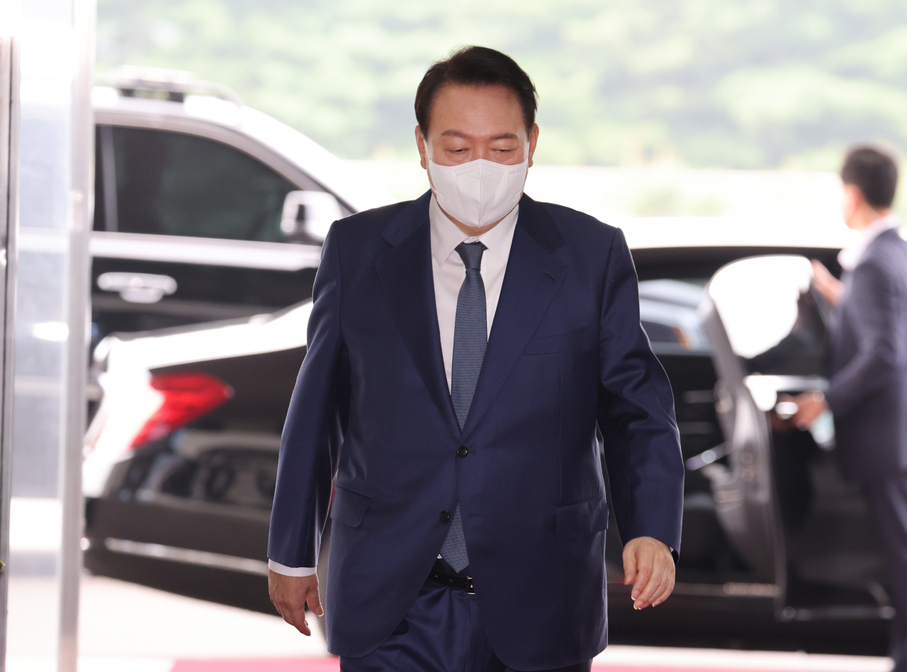 윤석열 대통령이 18일 오전 서울 용산 대통령실 청사로 출근하고 있다. [연합]