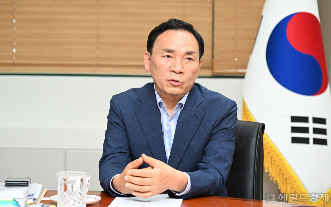 조성명 강남구청장이 18일 서울 강남구 삼성동 강남구청 집무실에서 가진 헤럴드경제와의 인터뷰에서 “강남의 도시경쟁력 강화와 미래 주거환경에 부합하는 주택단지를 조성하기 위해 구민·전문가·구청이 참여하는 ‘재건축 드림 지원팀’을 만들겠다”고 밝혔다. 임세준 기자