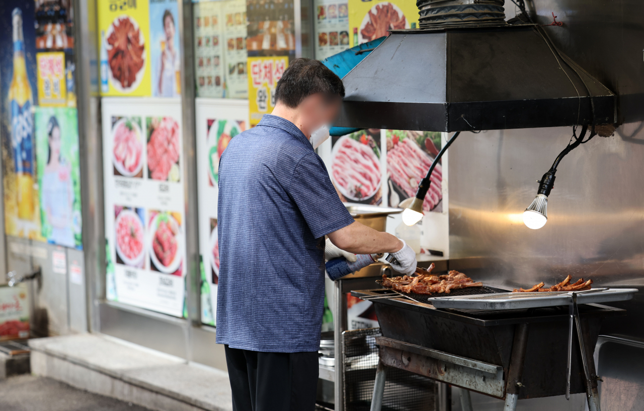 서울 시내의 음식점에서 직원이 영업을 준비하고 있다. 계속되는 고물가에 코로나19 재확산 우려까지 커지면서 소상공인들의 한숨이 커지고 있다. [연합]