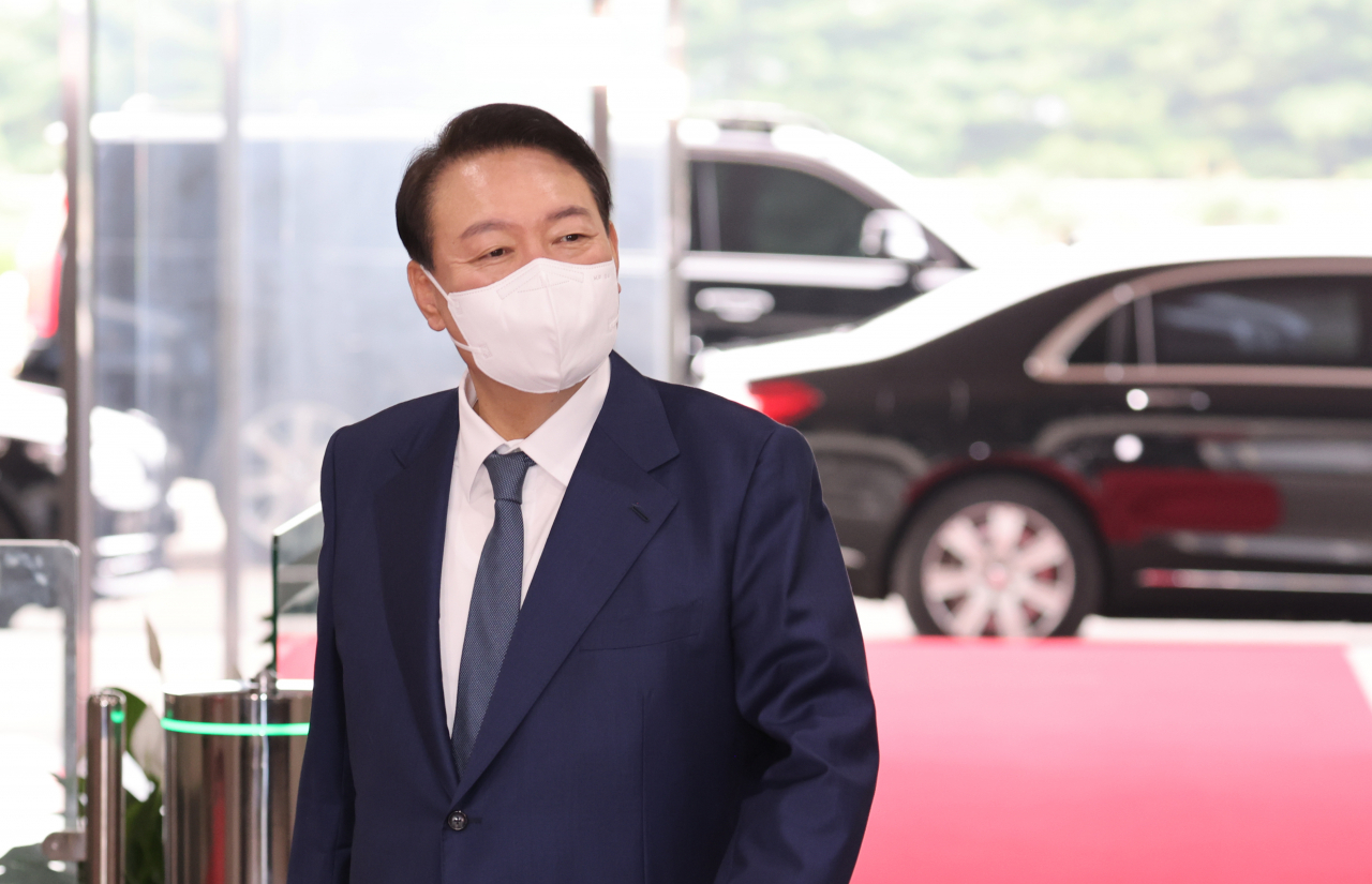 윤석열 대통령이 18일 오전 서울 용산 대통령실 청사로 출근하며 기자들과 질의응답을 하고 있다. [연합]