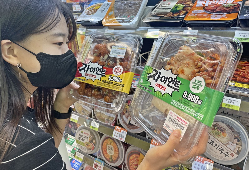 강남구에 위치한 CU BGF사옥점에서 고객이 자이언트 안주 시리즈를 구매하고 있다.[CU 제공]