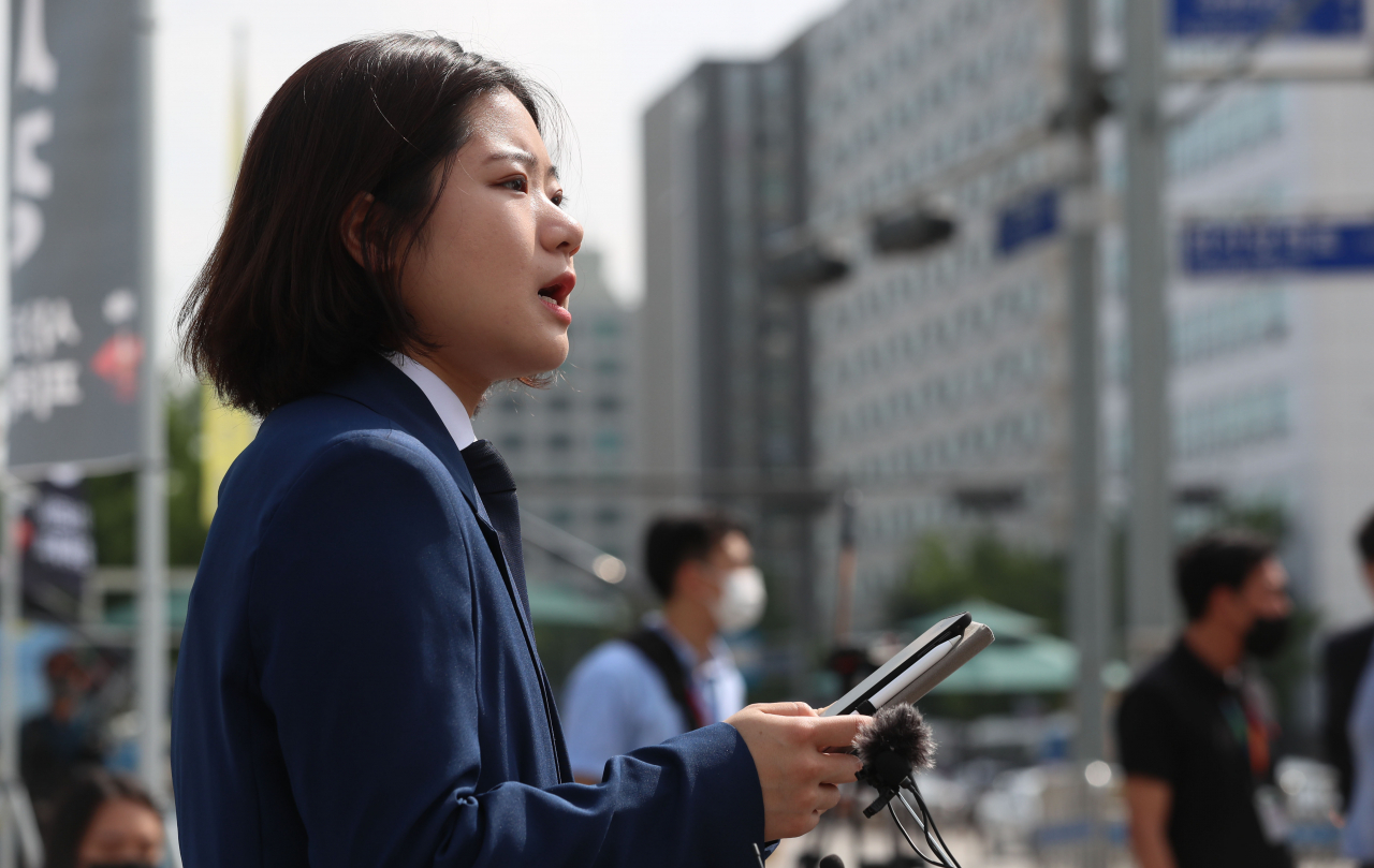 더불어민주당 박지현 전 공동비상대책위원장이 15일 국회 정문 앞에서 기자회견을 열고 차기 당대표 경선 출마 선언을 하고 있다. [연합]