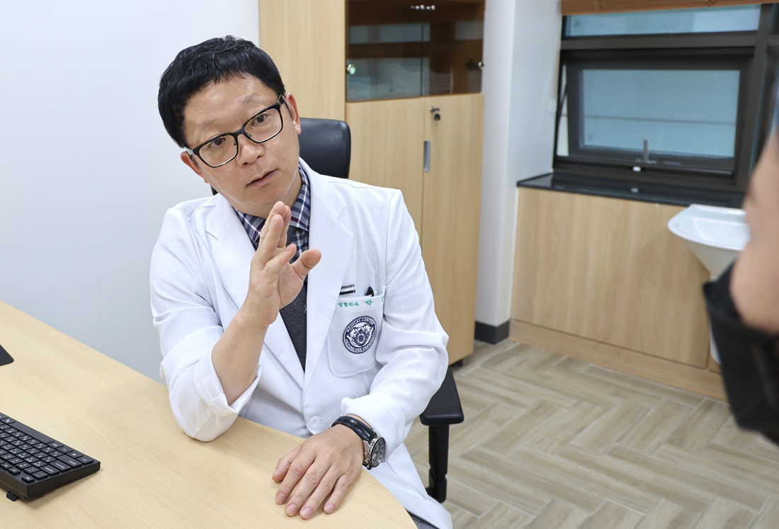 경희의료원 성형외과 박준 교수는 "100세 시대로 고령의 직장인, 젊은 마인드를 지닌 노인들이 늘면서 비교적 간단한 방법으로, 보다 적극적으로 시술에 관여하는 사람들이 많아졌다. 과거보다 덜 침습적이며 강도가 약한 시술이 최근 트렌드이다"고 조언했다.