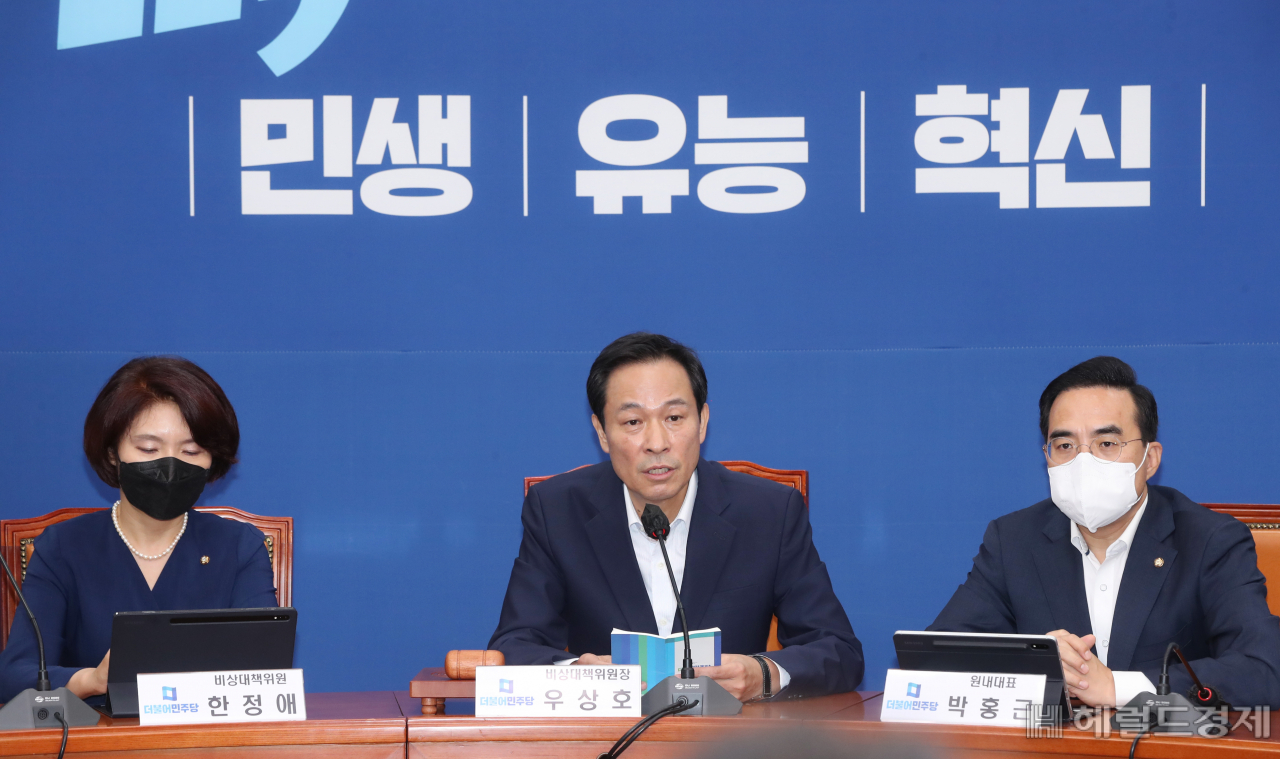 우상호 더불어민주당 비상대책위원장이 18일 국회에서 열린 비상대책위원회의에서 발언하고 있다. 이상섭 기자