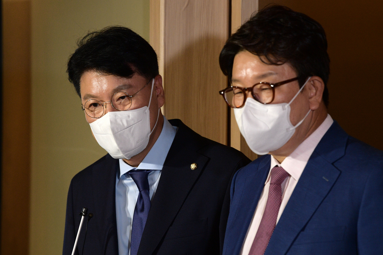 장제원 국민의힘 의원(왼쪽)과 권성동 당대표 직무대행 겸 원내대표가 15일 서울 여의도 한 식당에서 오찬 회동을 한 뒤 나서며 취재진 질문에 답하고 있다. [연합]