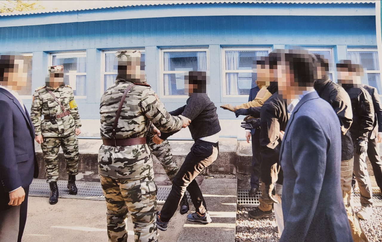 12일 통일부가 북한 어민 강제북송 관련 판문점 송환 사진 공개했다. 통일부는 통상 판문점에서 북한주민 송환시 기록 차원에서 사진을 촬영해 왔으며 이와 관련해 국회 요구자료로 ‘19년 11월 발생한 북한어민 강제북송 당시 판문점을 통한 송환 사진을 제출했다고 밝혔다. [통일부 제공]
