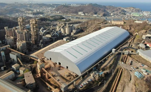 삼표시멘트가 주 원료인 석회석 보관장에 비산먼지 확산을 차단하는 상옥시설을 설치, 친환경 행보를 이어가고 있다.[삼표시멘트 제공]