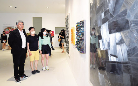 정원주 ㈜헤럴드 회장이 헤럴드아트데이 주최로 16일 서울 강남구 써밋갤러리에서 열린 ‘2022 자선경매’ 행사에 참석해 작품을 감상하고 있다. 박해묵 기자