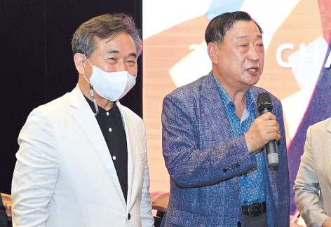 이희범(전 무역협회장·오른쪽) 경북문화재단 대표이사가 인사말을 하고 있다. 왼쪽은 고도원 아침편지문화재단 이사장. 박해묵 기자