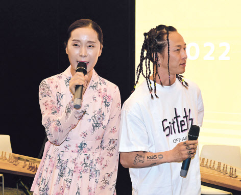 자선경매 행사에 귀빈으로 참석한 박애리(왼쪽) 국악명창이 인사하고 있다. 오른쪽은 팝핀현준. 박해묵 기자