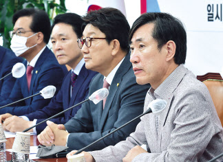 지난 6월 21일 국민의힘 해수부 공무원 피격사건 진상조사 TF 회의를 주재하는 하태경(오른쪽) 의원. [연합]