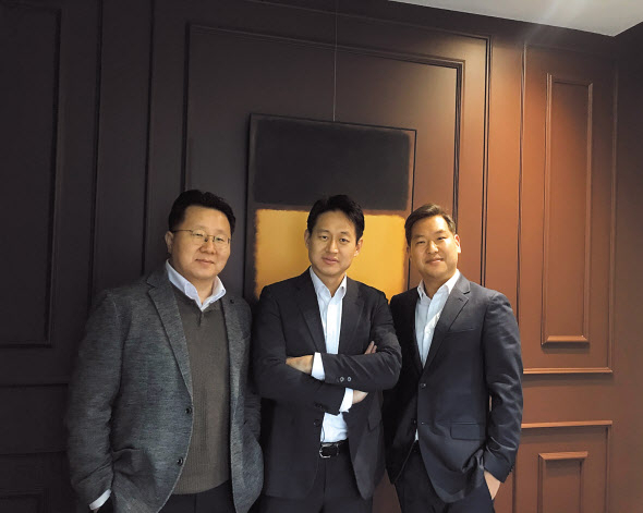 그리너리의 공동 창업자인 황유식 대표(가운데) 및 유권일 대표(오른쪽)와 그리너리의 크레딧 거래 플랫폼 ‘팝플(POPLE)’의 사무국 역할을 맡고 있는 ‘베리워즈’의 김성우 대표. [그리너리 제공]