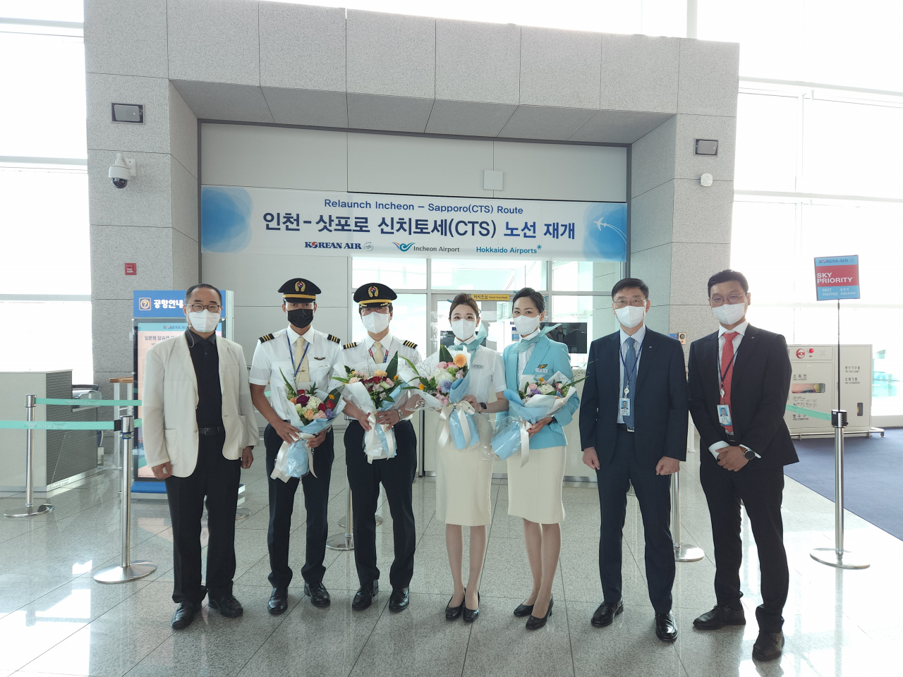지난 17일 인천공항 제2여객터미널 245번 탑승게이트에서 열린 ‘대한항공 인천-삿포로 노선 운항재개 기념행사’에서 인천국제공항공사 김형신 허브화전략처장(사진 왼쪽에서 첫 번째), 대한항공 박용호 인천여객서비스지점 팀장(사진 왼쪽에서 여섯 번째) 및 관계자들이 행사 후 기념촬영을 하고 있다.