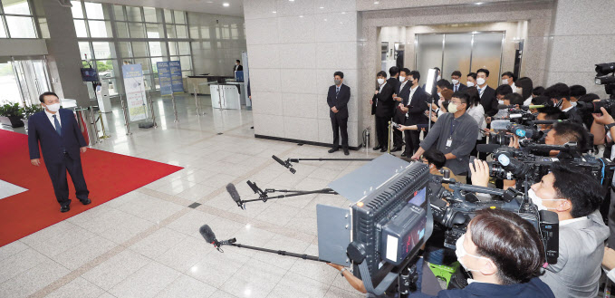 윤석열 대통령이 18일 오전 서울 용산 대통령실 청사로 출근하며 기자들과 질의응답을 하고 있다. [연합]