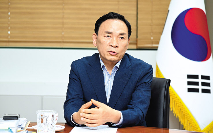 조성명 강남구청장이 18일 서울 강남구 삼성동 강남구청 집무실에서 가진 헤럴드경제와의 인터뷰에서 “강남의 도시경쟁력 강화와 미래 주거환경에 부합하는 주택단지를 조성하기 위해 구민·전문가·구청이 참여하는 ‘재건축 드림 지원팀’을 만들겠다”고 밝혔다. 임세준 기자