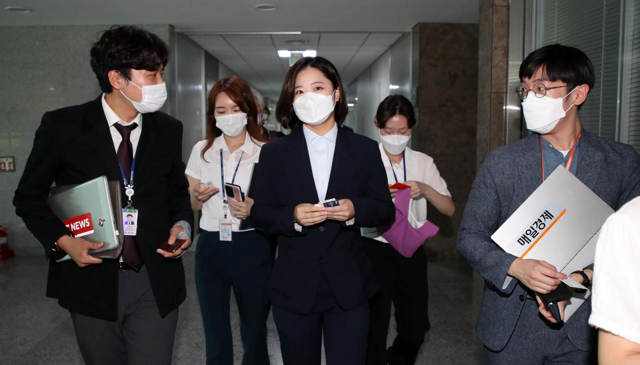 더불어민주당 박지현 전 공동비상대책위원장이 18일 오전 국회 의원회관에 마련된 민주당 중앙당 선관위 접수처에 당 대표 예비 경선 후보자 등록을 하려다 피선거권 자격 미비를 이유로 서류 제출이 거부된 뒤 취재진 질문을 받고 있다. [연합]