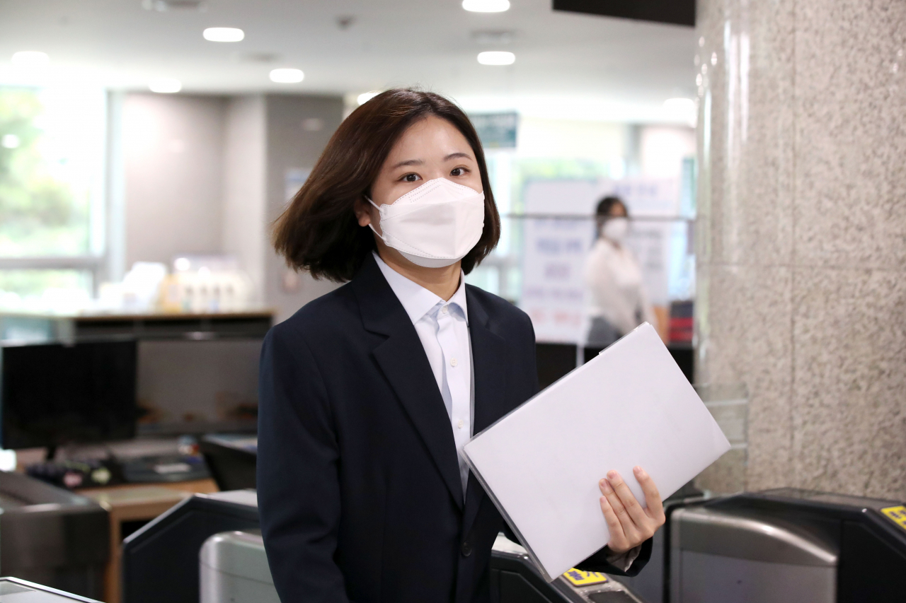 더불어민주당 박지현 전 공동비상대책위원장이 18일 오전 국회 의원회관에 마련된 민주당 중앙당 선관위 접수처에 당 대표 예비 경선 후보자 등록을 위해 들어서고 있다. 박 전 위원장은 피선거권 자격 미비를 이유로 서류 제출을 거부당했다. [연합]