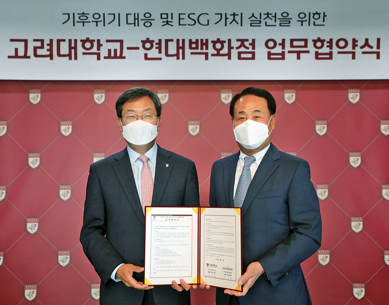 18일 서울 성북구 고려대학교 백주년기념관에서 김형종 현대백화점 사장(사진 오른쪽)과 정진택 고려대학교 총장(사진 왼쪽)이 업무협약 체결 후 기념촬영을 하고 있는 모습.[현대백화점 제공]