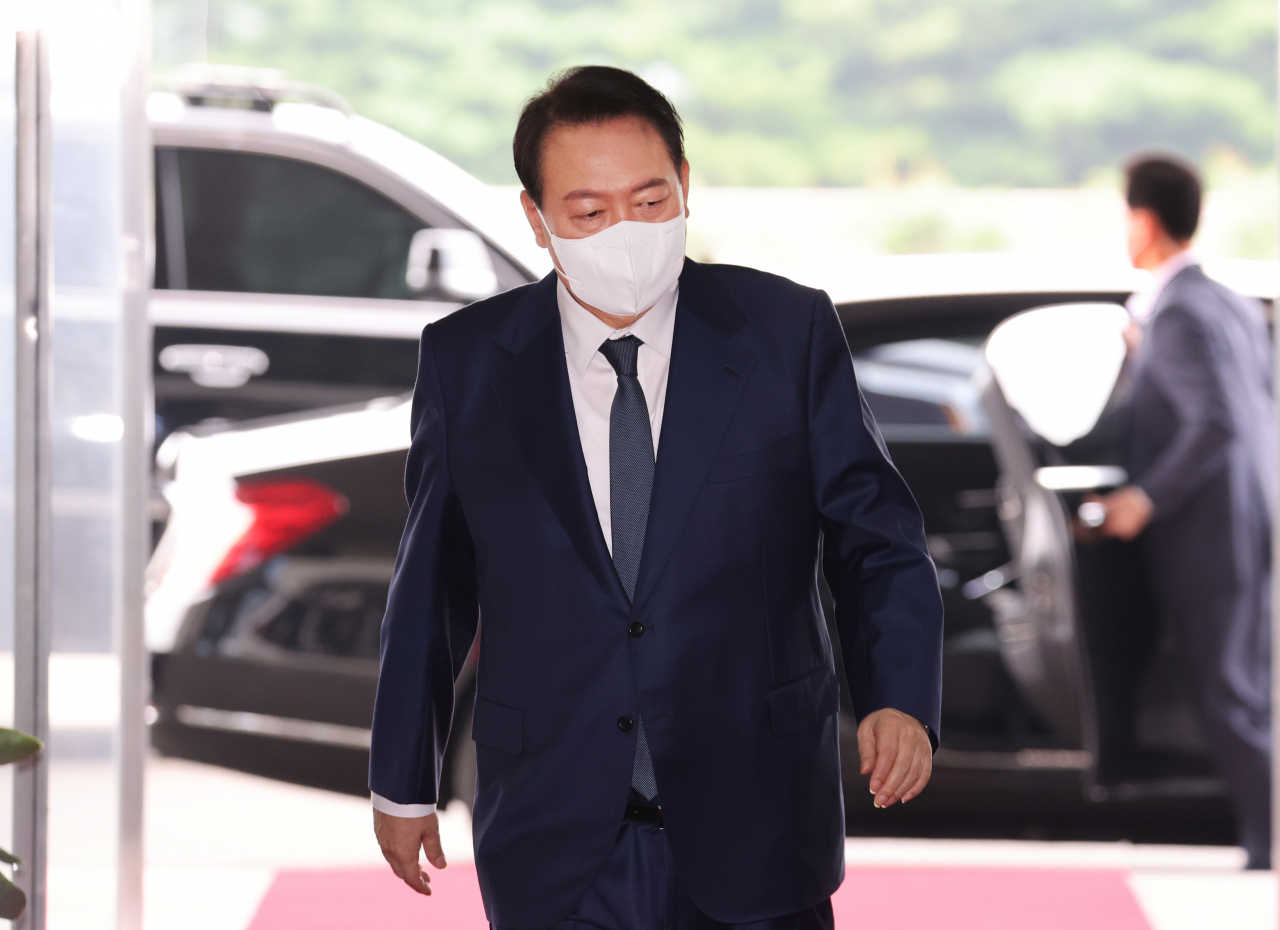 윤석열 대통령이 18일 오전 서울 용산 대통령실 청사로 출근하고 있다. [연합]