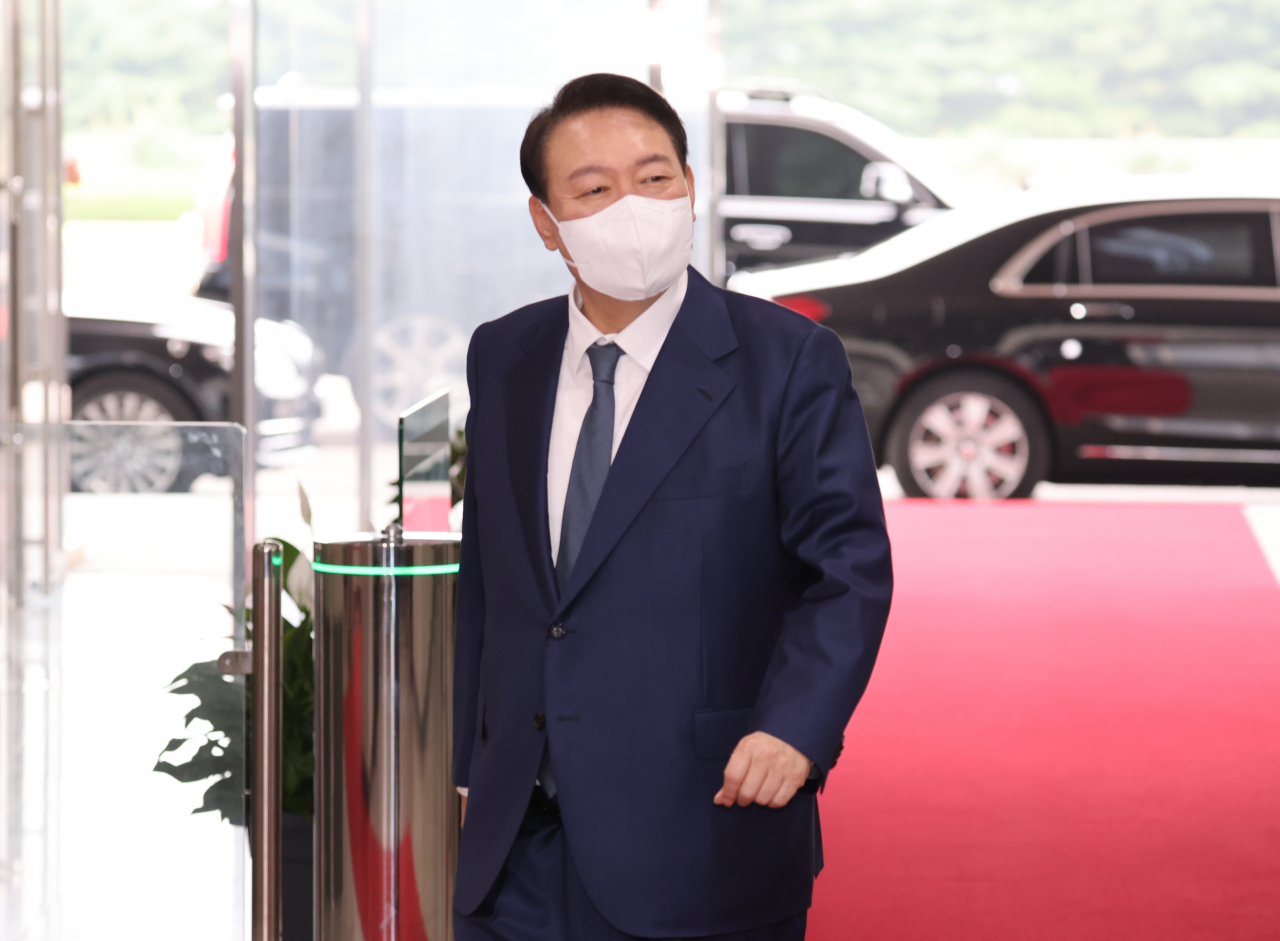 윤석열 대통령이 18일 오전 서울 용산 대통령실 청사로 출근하며 기자들과 질의응답을 하고 있다. [연합]