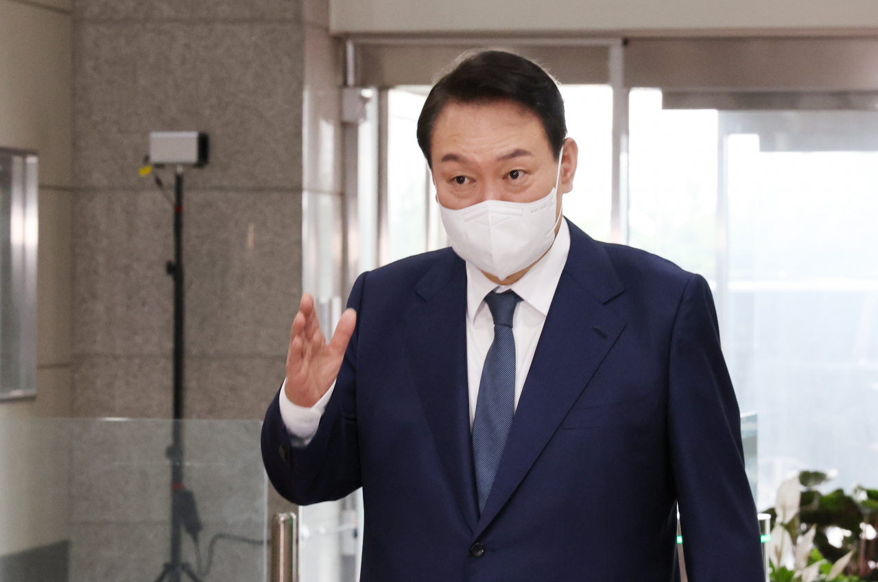 윤석열 대통령이 18일 오전 서울 용산 대통령실 청사로 출근하며 기자들과 질의응답을 하고 있다. [연합]