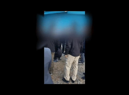탈북 어민이 판문전 군사분계선을 넘어갈 당시 바닥에 주저 앉아 저항하고 있다. [통일부 제공]