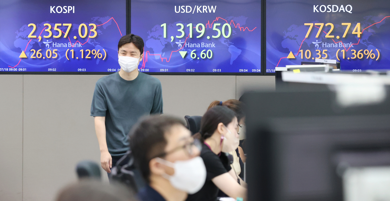 18일 오전 서울 중구 하나은행 본점 딜링룸에서 딜러들이 업무를 보고 있다. [연합]
