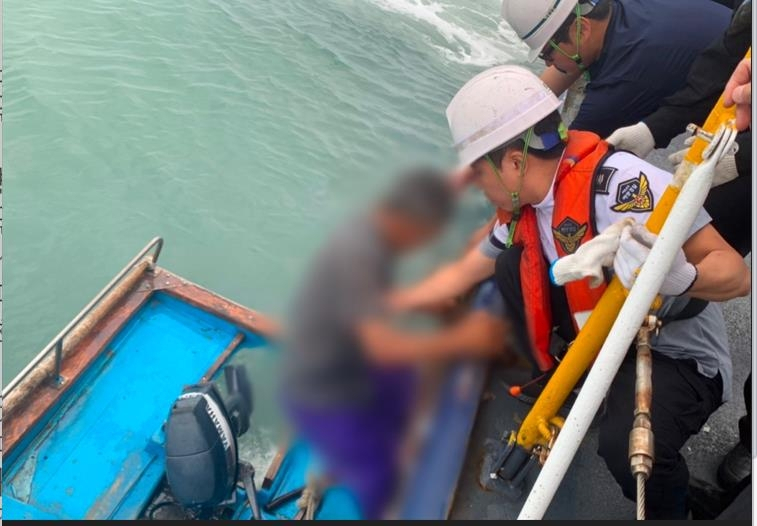 바다 한가운데에서 휴대전화도 없이 8시간 동안 표류하던 70대 어부가 해경에 극적으로 구조됐다.